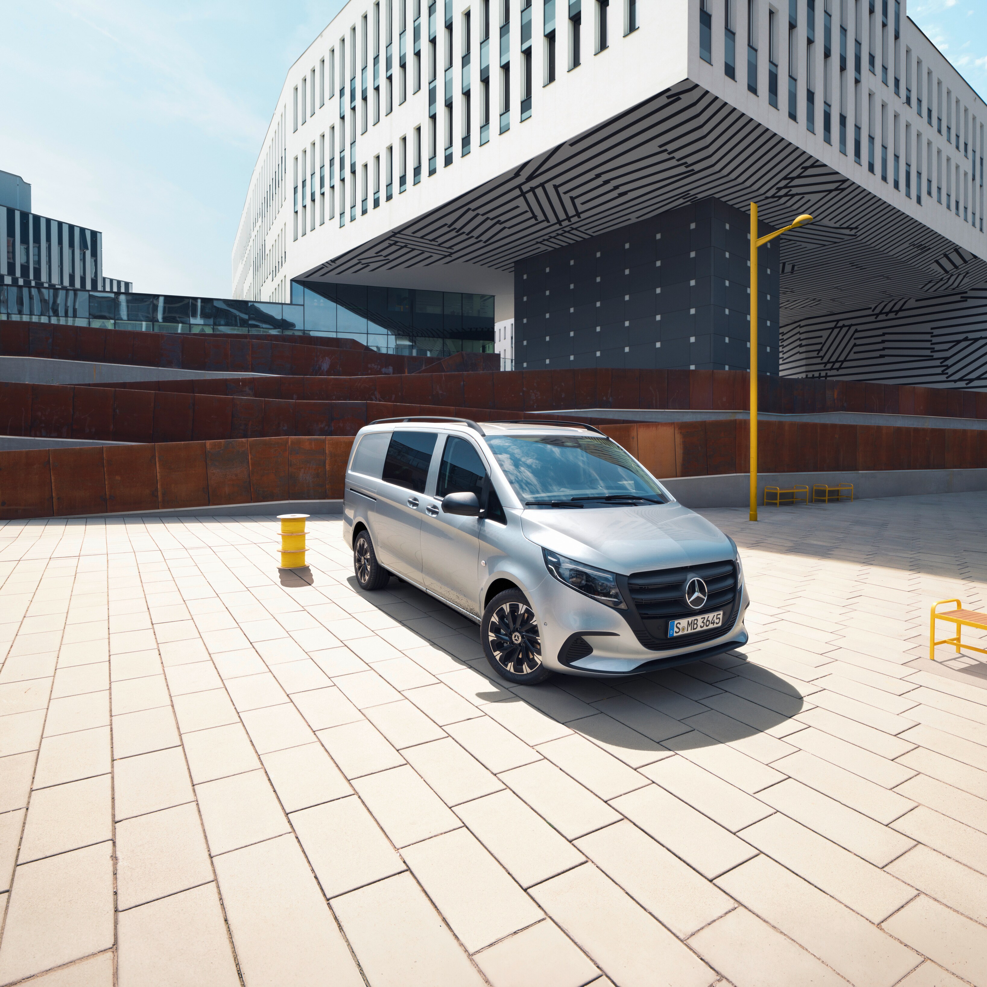 The Vito Mixto is the best mix of panel van and tourer: it drives people and material to the job site.