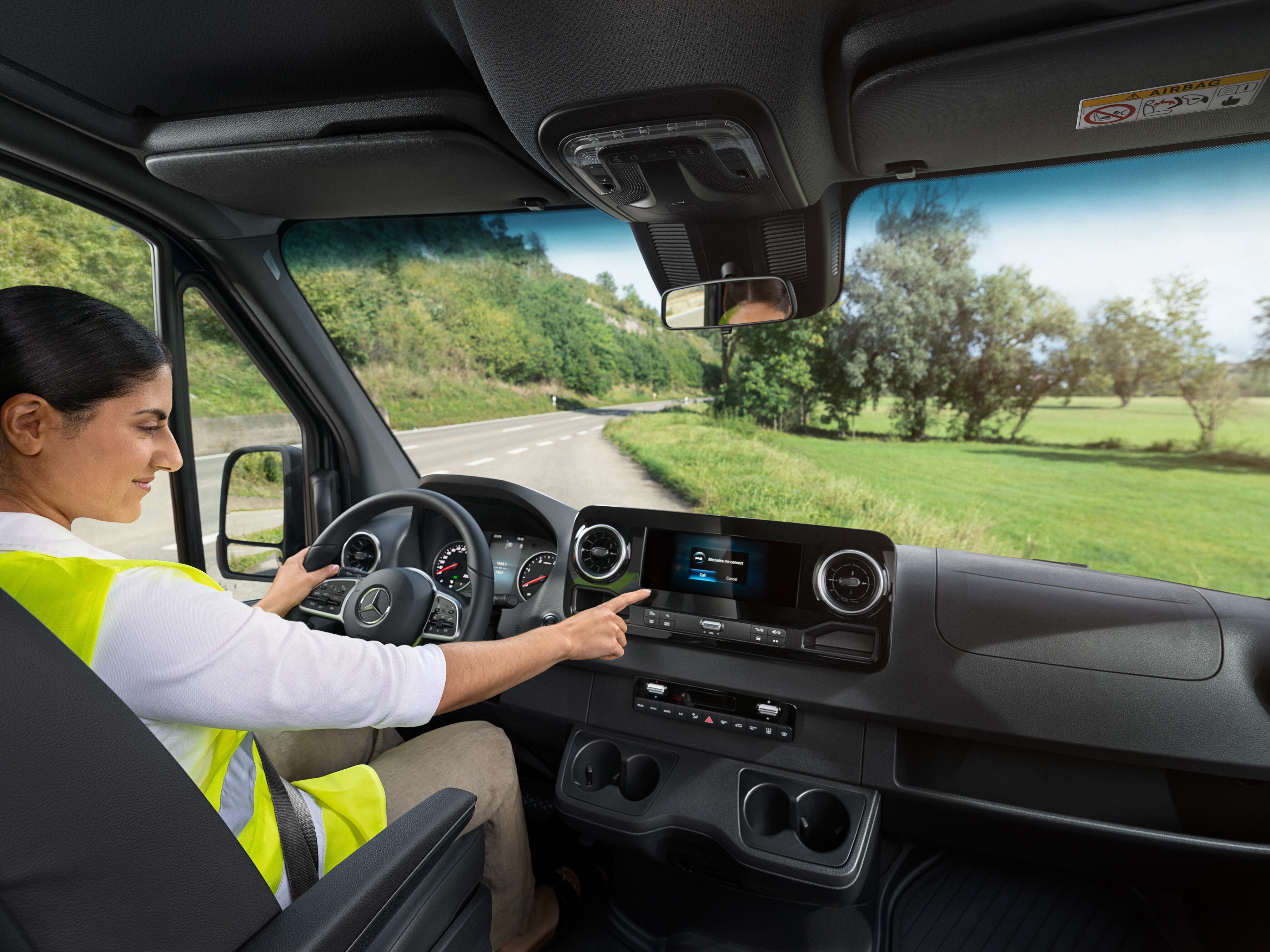 Mercedes-Benz Sprinter 的司機如果有問題，請通過車內菜單致電 Mercedes-Benz 24 小時服務熱線。