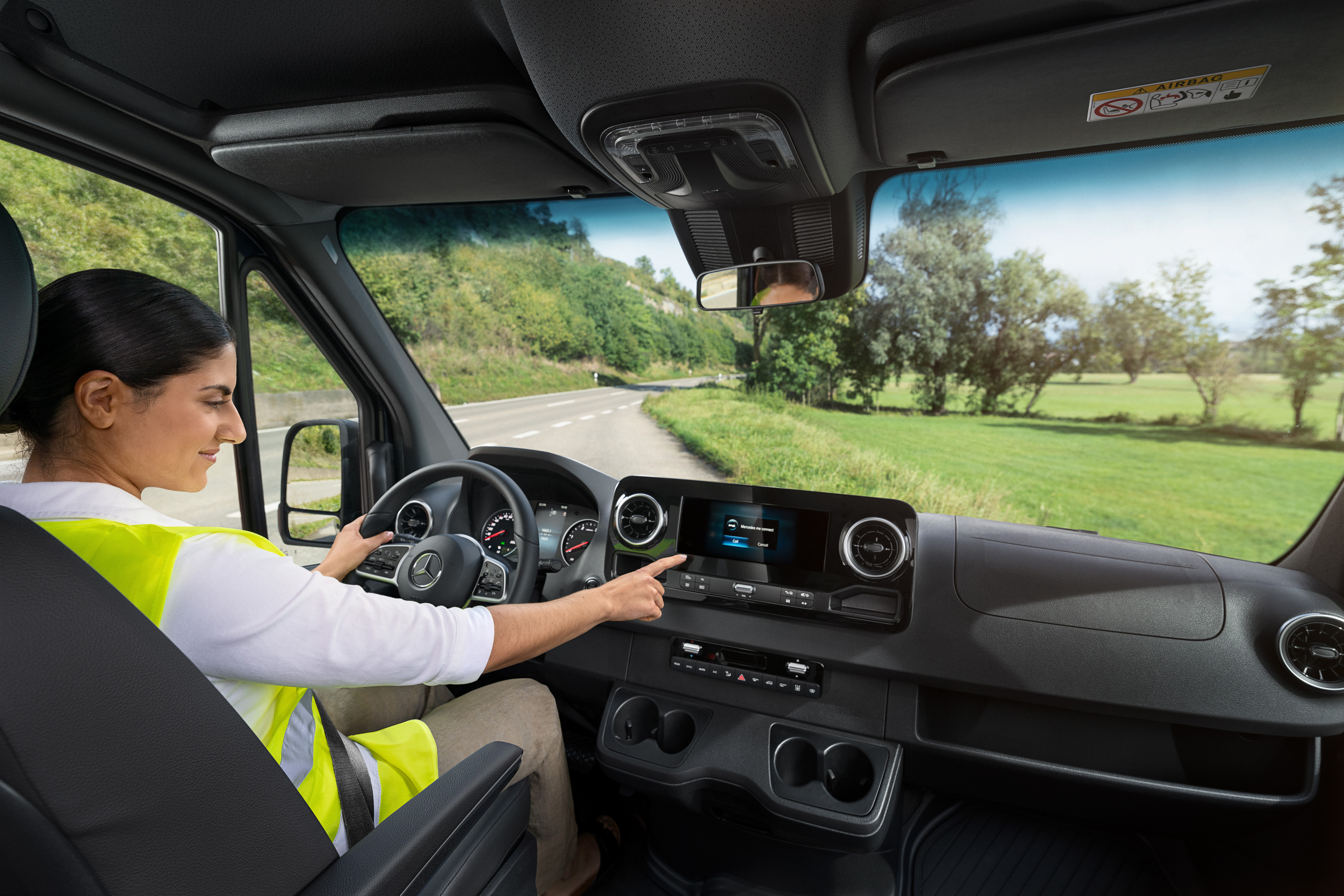 Mercedes-Benz | 小型商用車維護 | 24 小時服務 Mercedes-Benz Sprinter 的司機如果有問題,請通過車內菜單致電 Mercedes-Benz 24 小時服務熱線。