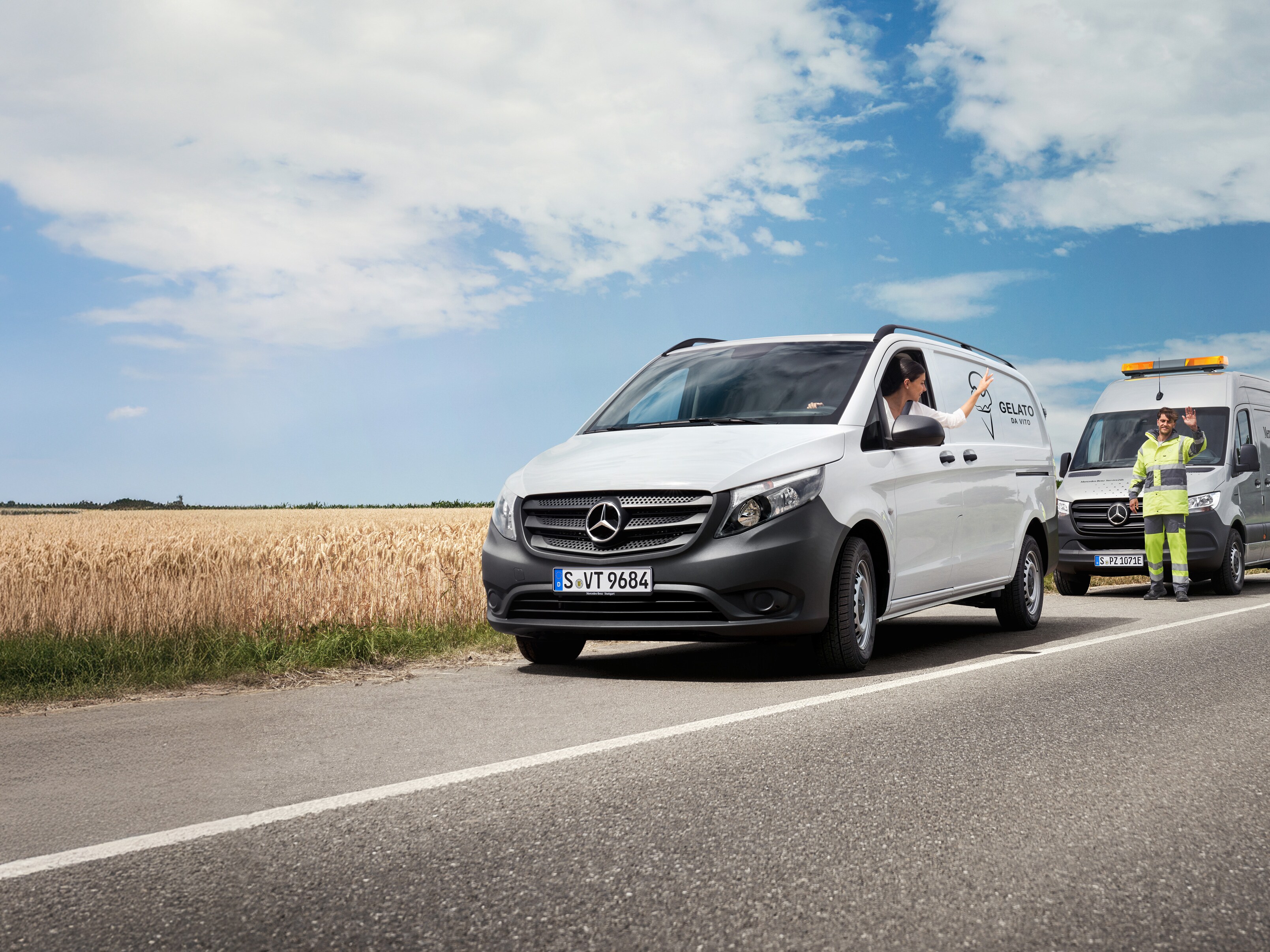 關懷方面的專業支援：Mercedes-Benz 服務人員在路邊協助貨車駕駛員，雙方友善揮手致意。