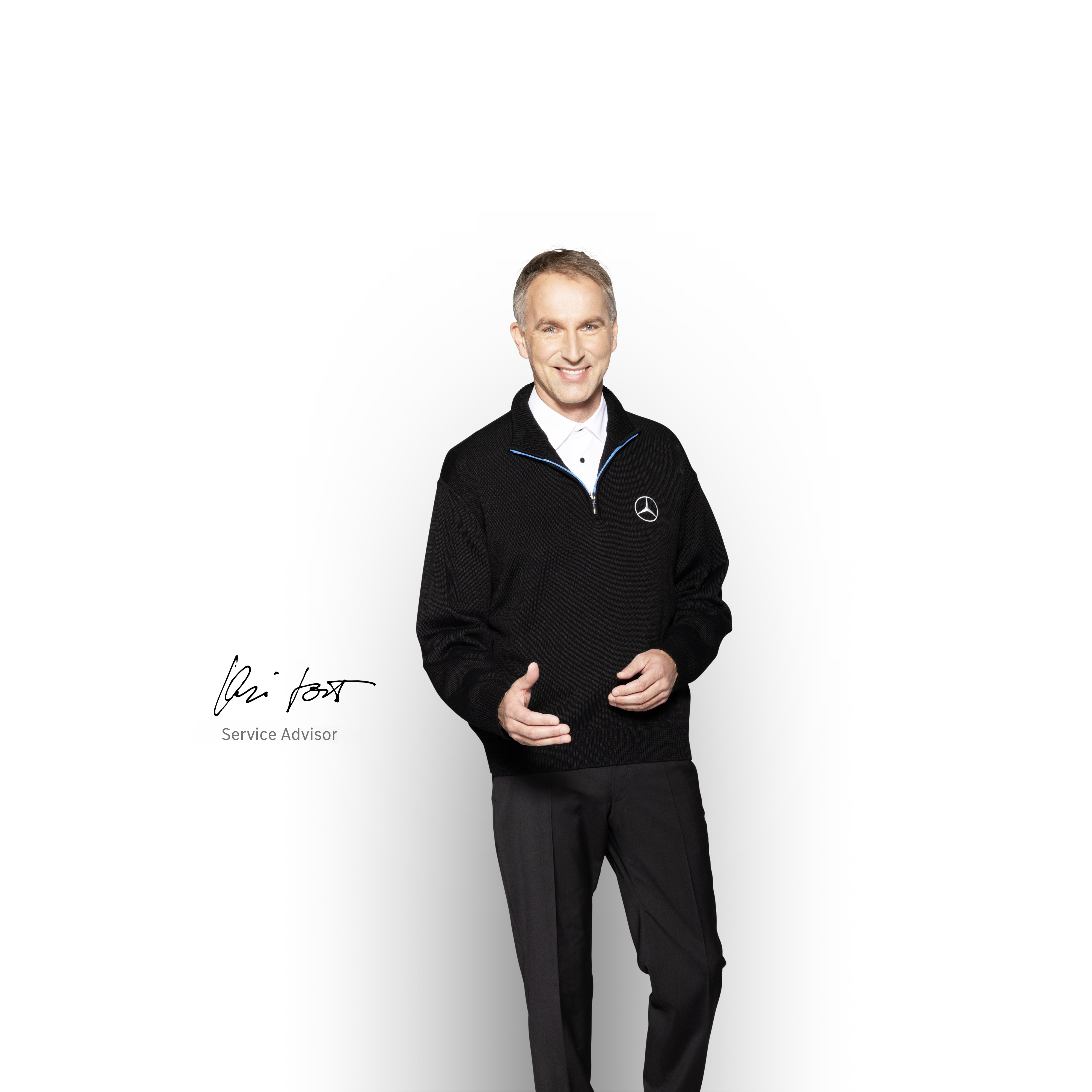 Mercedes-Benz | 保養 服務顧問微笑著確保最好的 Mercedes-Benz 商用車服務。