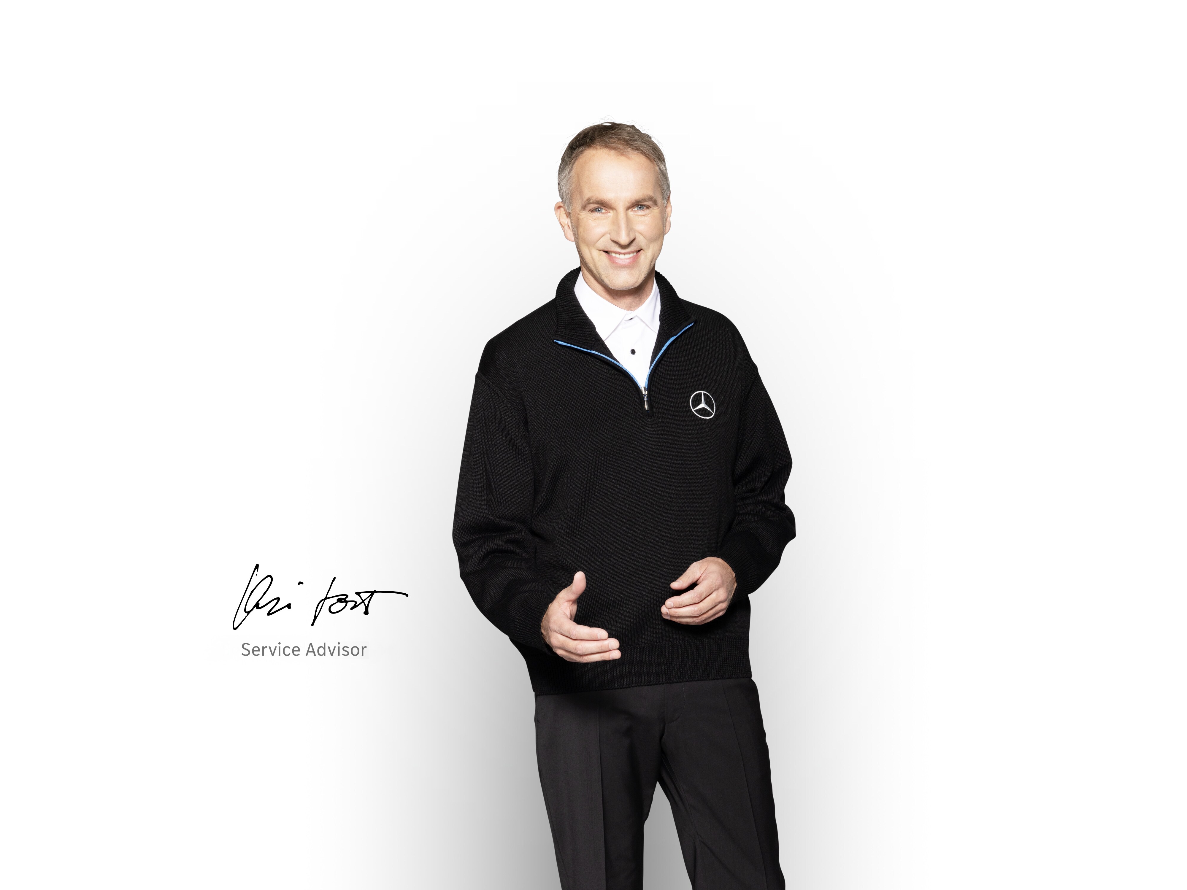 Portrait of a Mercedes-Benz Service Advisor ready to inform about Connectivity Solutions.