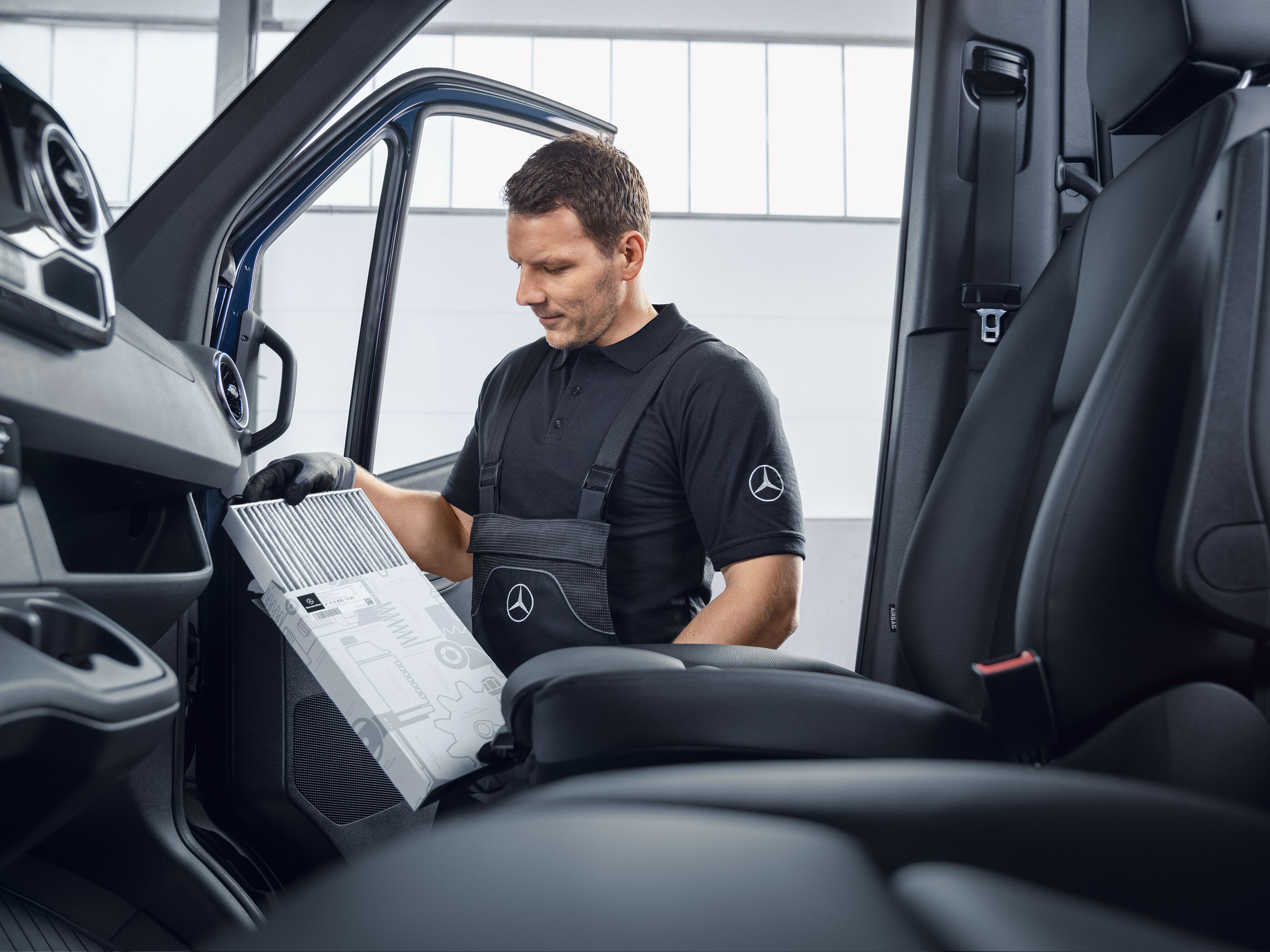 Mercedes-Benz 機械師更換空氣濾清器。