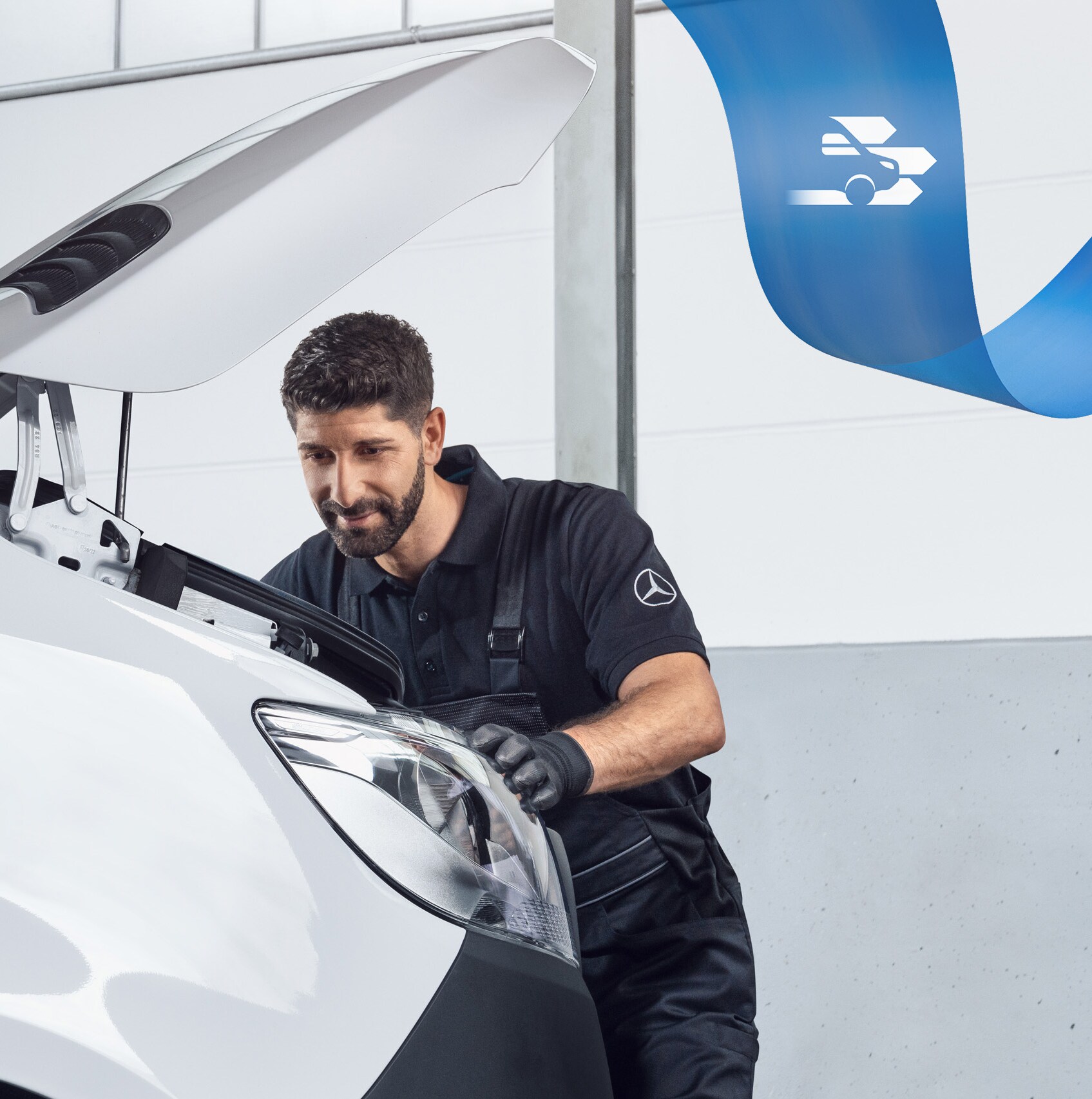 Mercedes-Benz 專家在一輛配備特殊工具的小型商用車上工作，以獲得最佳的修理便利性。