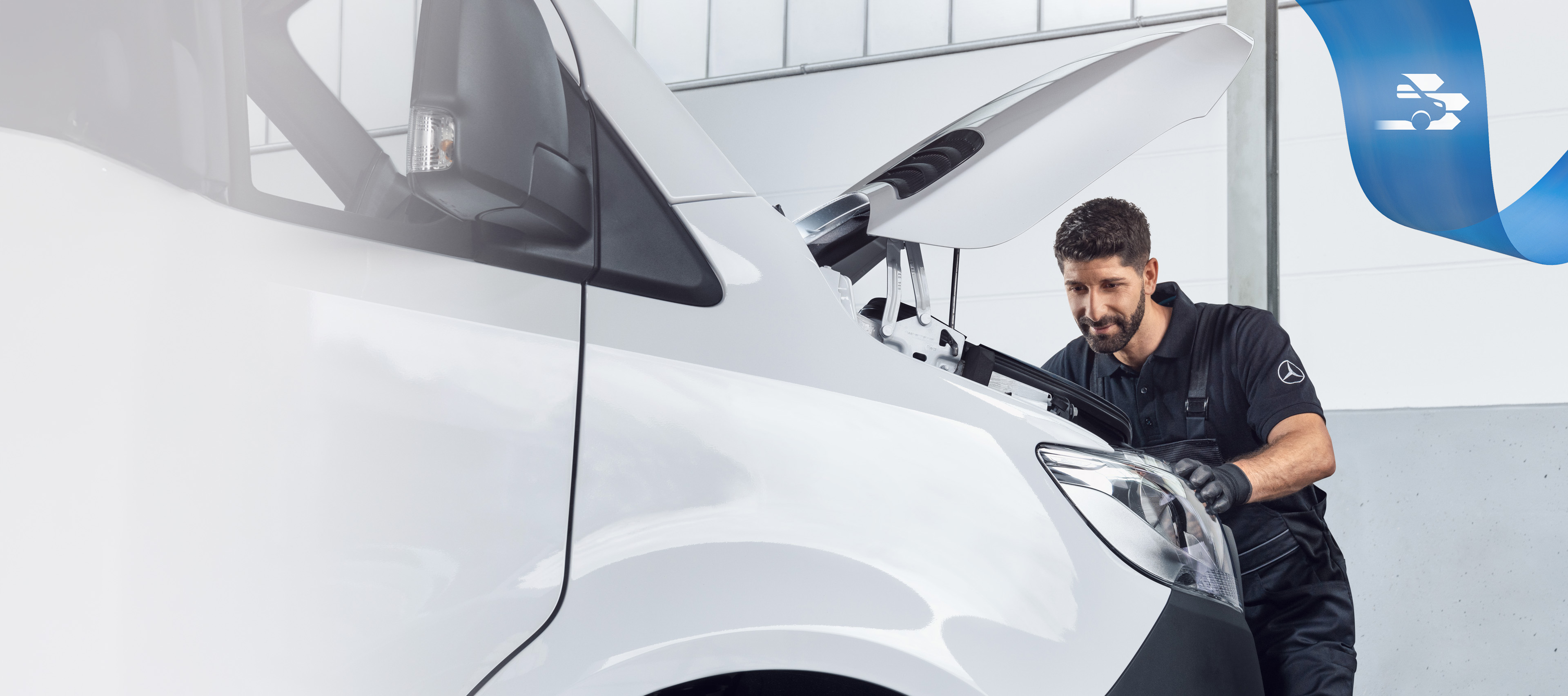 Mercedes-Benz | 小型商用車品質工程 Mercedes-Benz 專家在一輛配備特殊工具的小型商用車上工作,以獲得最佳的修理便利性。