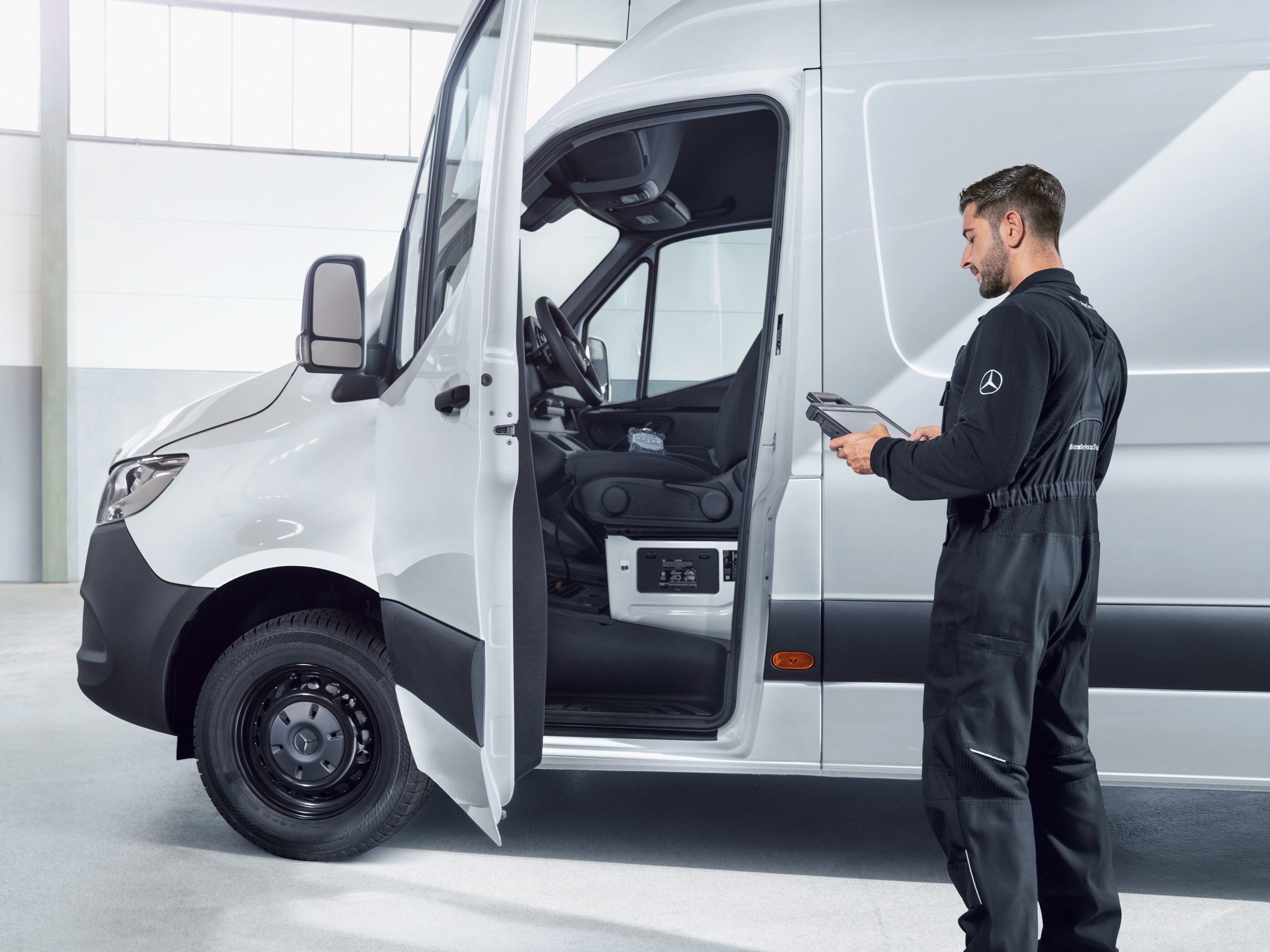 檢查 Mercedes-Benz 小型商用車的員工，為維護和維修提供可靠的服務質量。