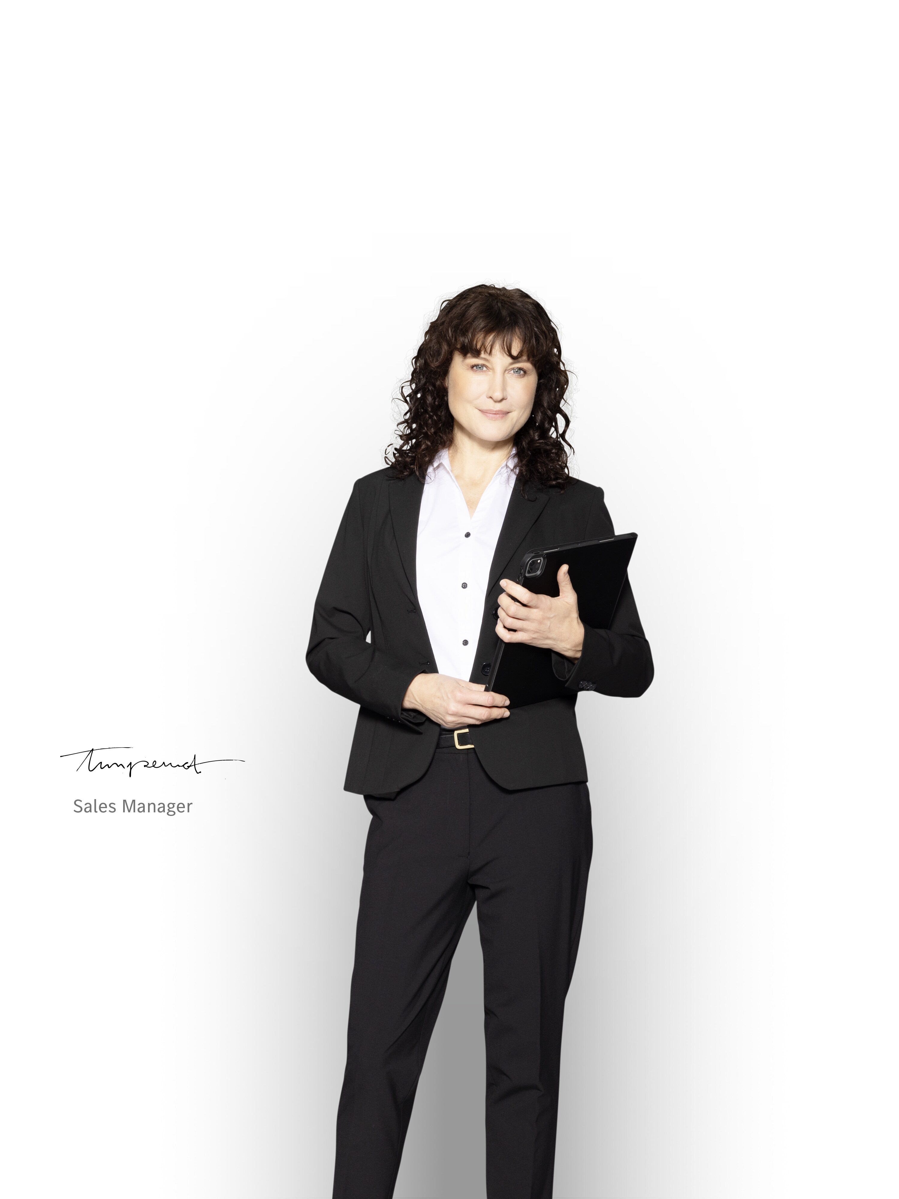 Mercedes-Benz 銷售經理隨身攜帶平板電腦，準備介紹服務套餐。