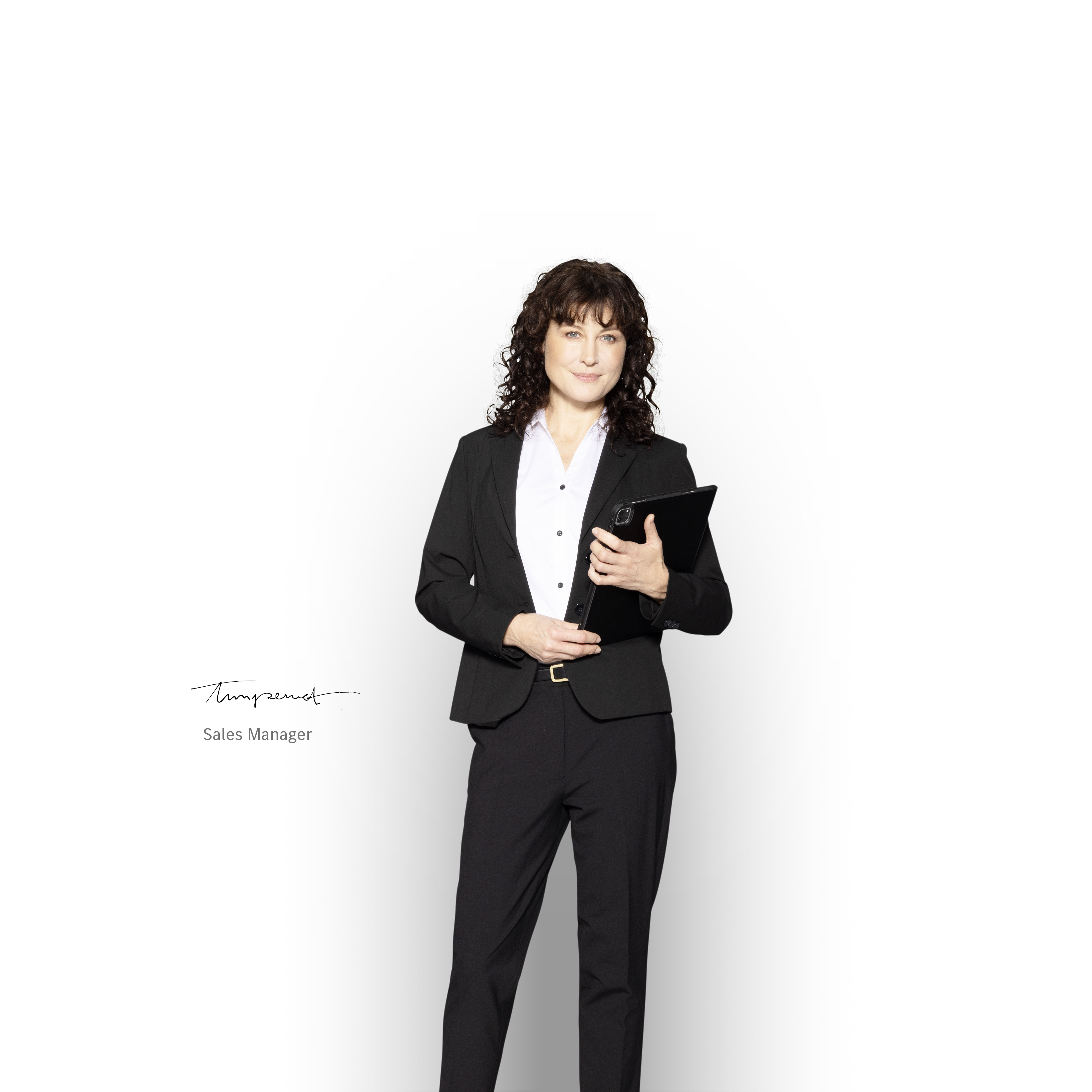 Mercedes-Benz | Van ServiceCare Mercedes-Benz 銷售經理隨身攜帶平板電腦,準備介紹服務套餐。