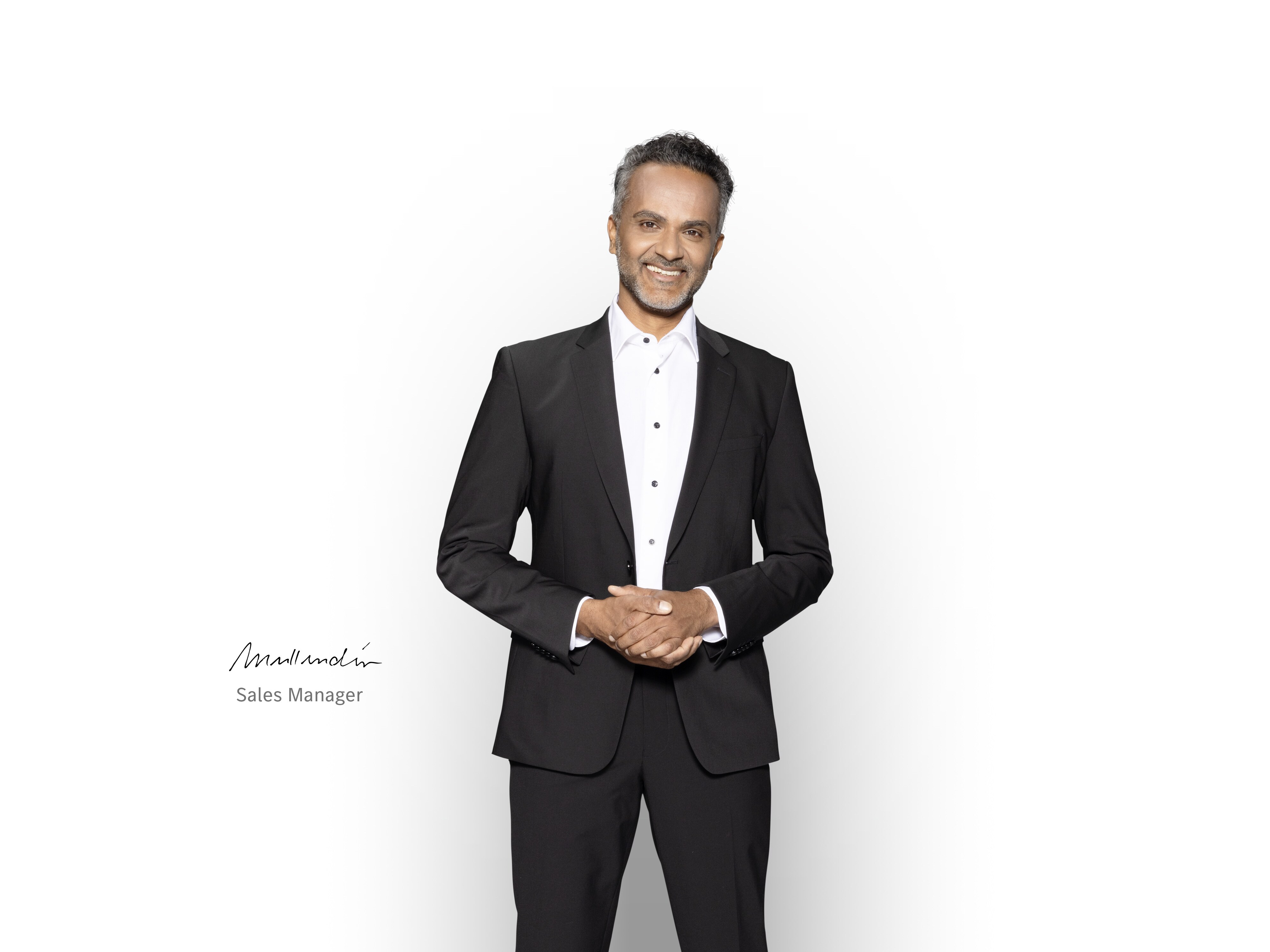 專業的銷售經理微笑佇立，全力支援您的 Mercedes-Bent 電動小型商用車。