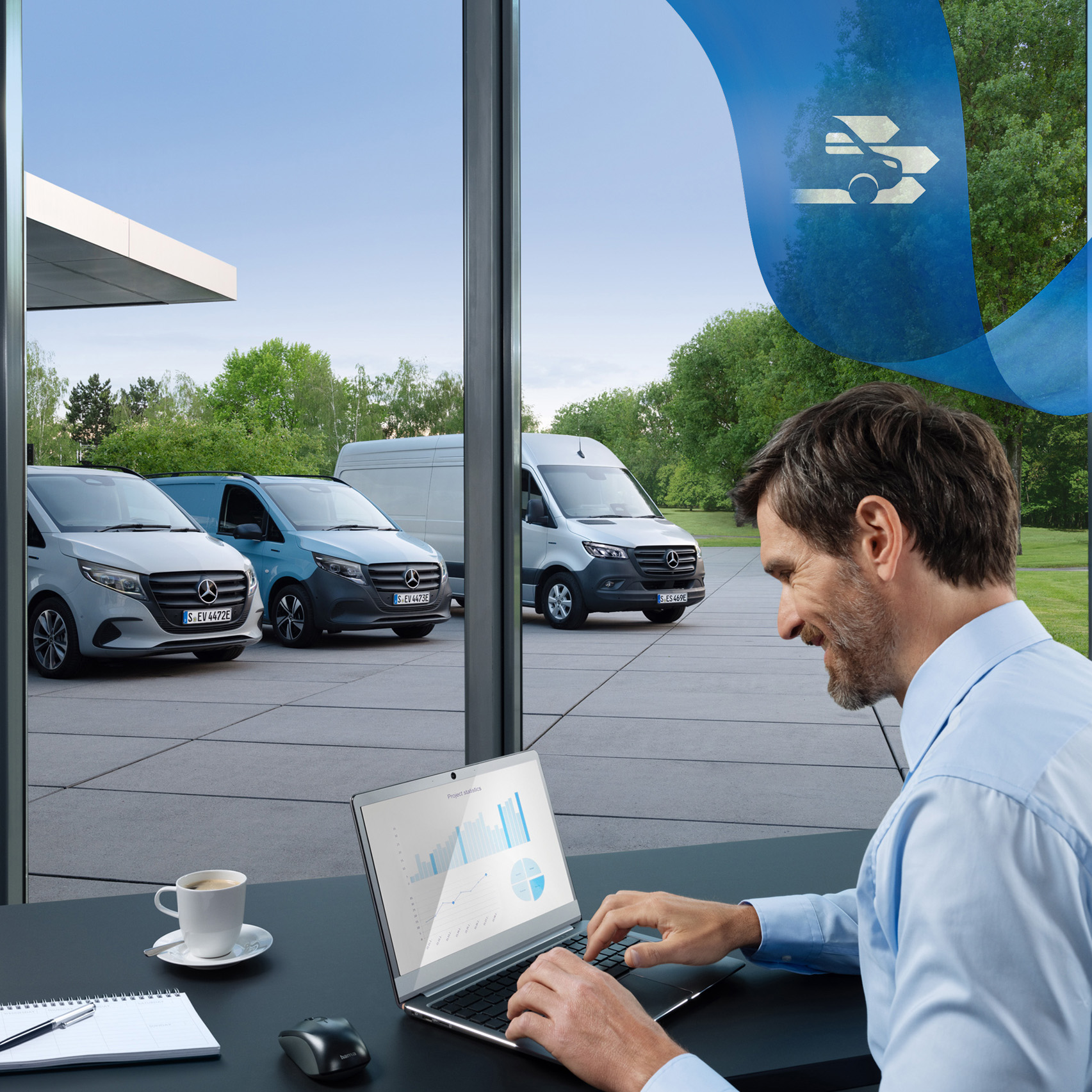 Mercedes-Benz | Van ServiceCare 一位男士在辦公室使用手提電腦,背景是一系列 Mercedes-Benz 小型商用車。