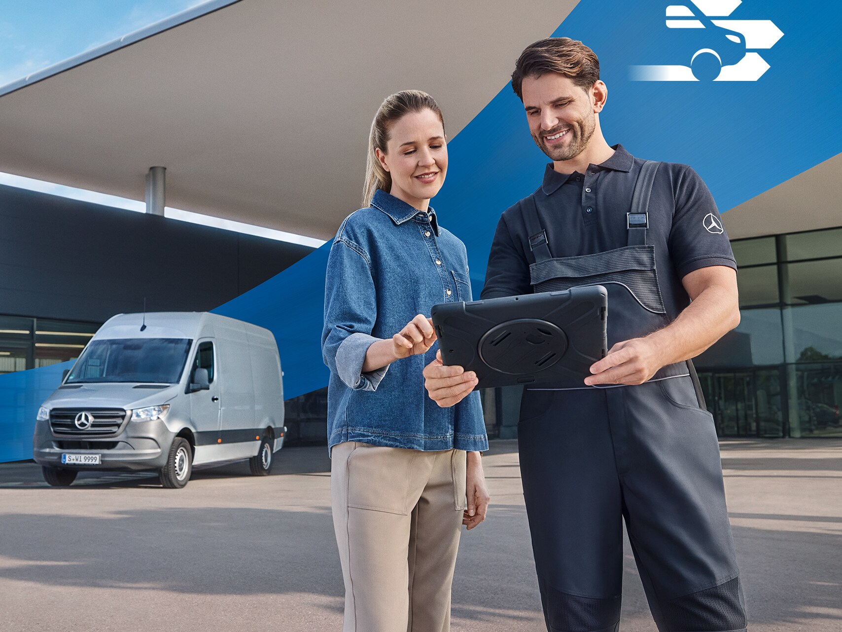 兩個人在經銷商前，為 Mercedes-Benz 客戶提供全面的商用車服務。